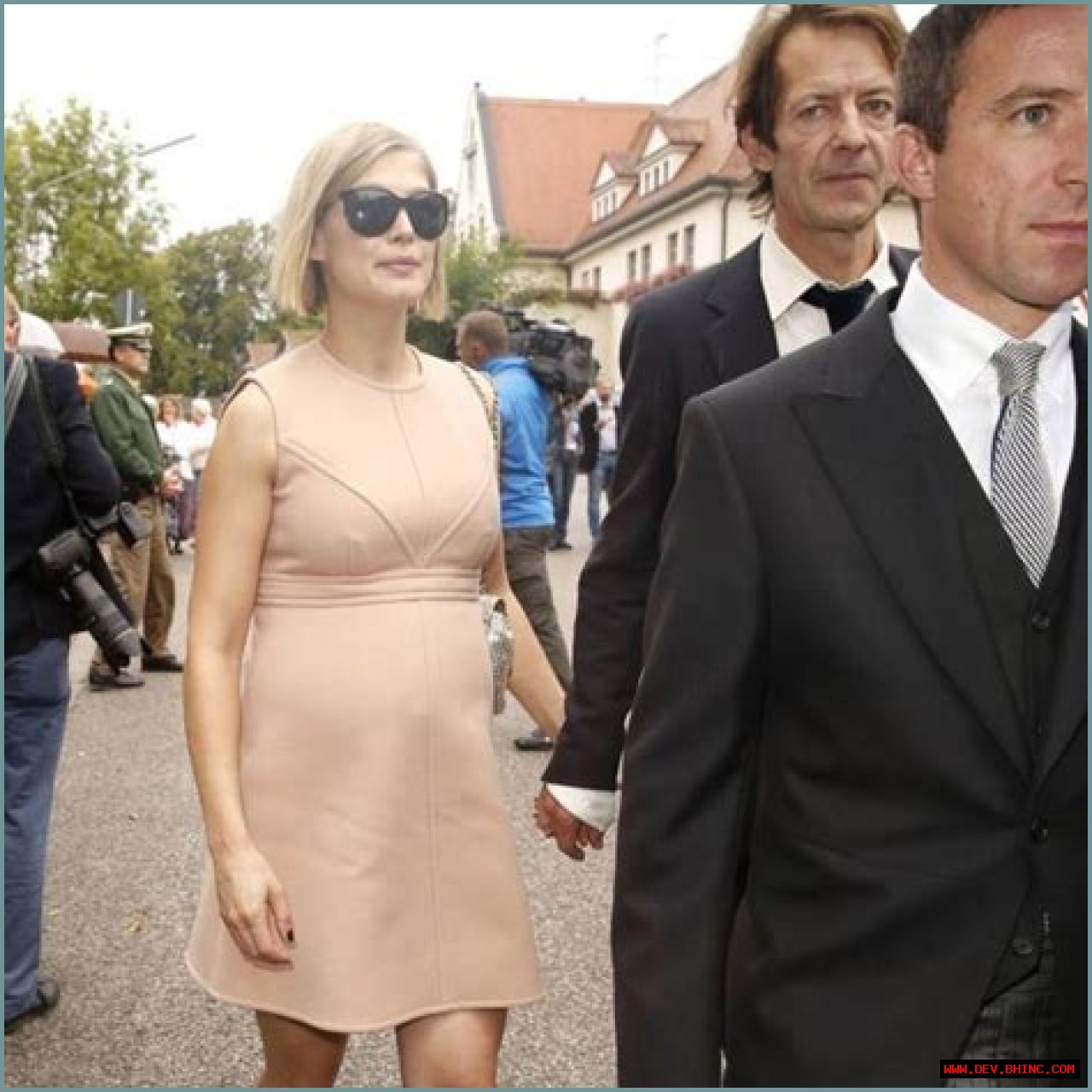 Robie Uniacke Wife or Girlfriend Rosamund Pike Born To Her Parents Julian Pike and Caroline Friend