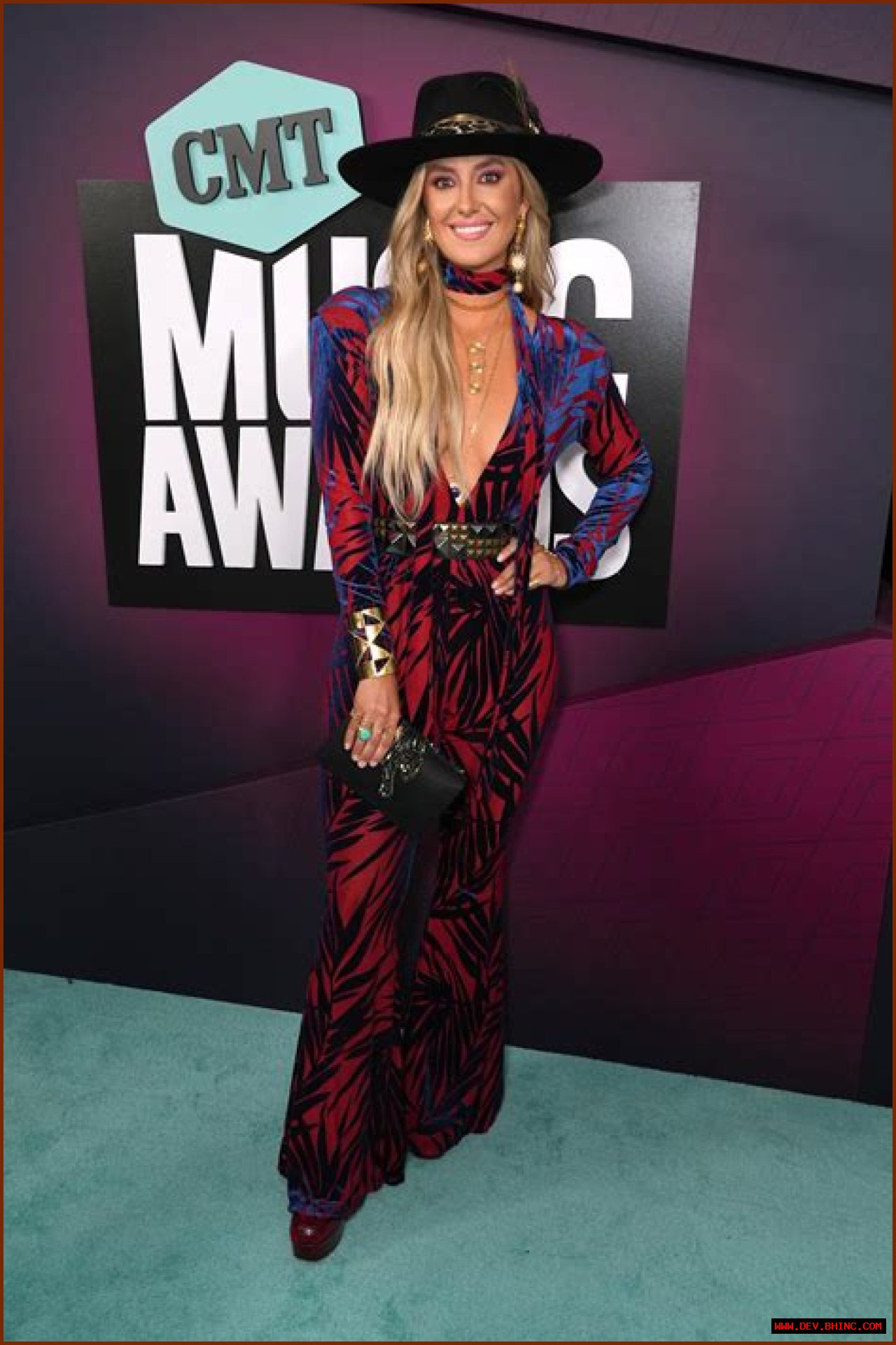 Yellowstone’s Lainey Wilson Shows Off 70-Lb. Weight Loss at 2023 CMA Awards: Before and After Photos
